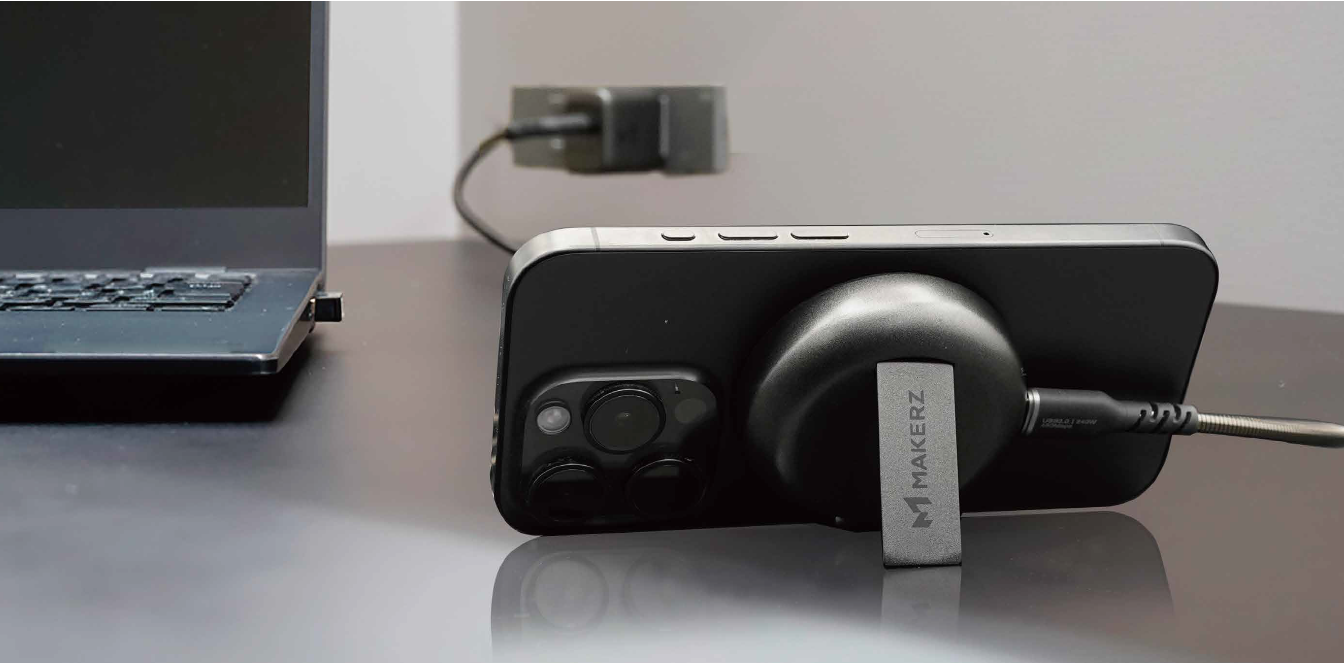 SOLIDZ Power Charger Model QS スタンド機能でデスクワーク中も充電しながら使用可能